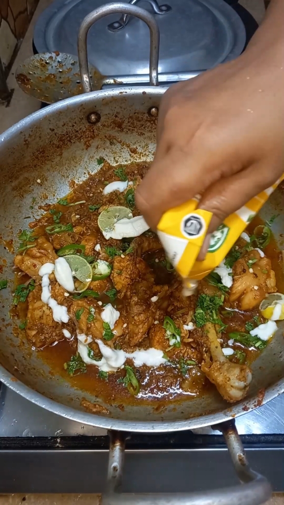 Restaurant Style Chicken Karahi Complete Recipe  Follow me for more easy and Delicious recipes  #chickenkarahi #karahirecipe #chickenkarahirecipe #homemade #resturantstyle #afiaskitchen 