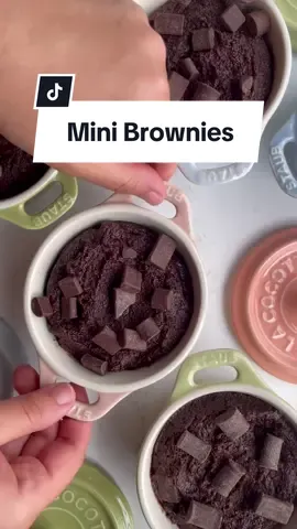 Our mini Dutch ovens are perfect for serving individual desserts. Shop all the available colors at a special price in our shop now. #madeinstaub #staub #miniDutchoven #minifood #tinyfood #individualdessert #minidessert #singleservedessert 