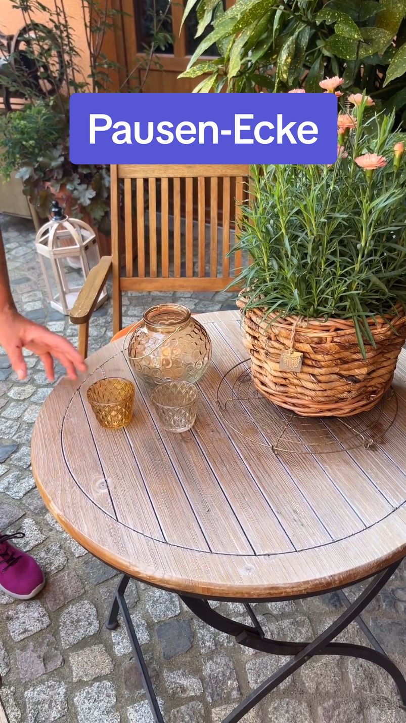 STIMMUNGSVOLLES AMBIENTE 🍷🕯️🌸 Mit wenigen Handgriffen, hübschen Dekoartikeln und Solar-Lichterketten habe ich meine vorhandene Sitzecke in einen stimmungsvollen Wohlfühlplatz für die lauen Sommernächte vorbereitet. Vielleicht habt ihr ja auch Lust dazu, noch eine triste „Gartenecke“ aufzuhübschen? 😊 Liebe Gartengrüße  Eure Birgit 🧑‍🦰💕 Titel: Bloom Again (Instrumental) Künstler: Alex G Link: https://www.facebook.com/sound/collection/?sound_collection_tab=sound_tracks&asset_id=983561466214319&reference=artist_attr[https://www.facebook.com/sound/collection/?sound_collection_tab=sound_tracks&asset_id=983561466214319&reference=artist_attr] #gartengestaltung #dekorieren #dekotipp #gemütlich #solar #kerzen #gestaltung #ausaltmachneu #ausaltmachschön #entspannung #sommer #sommervibes #urlaubzuhause #dekolust