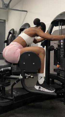 Treino de gluteos🍑 com essa narracao top🤣🤣👌🏾 quem souber quem é, escreve ai nos comentarios!! #treinodegluteos #glutesworkout @Elvisson Daniel