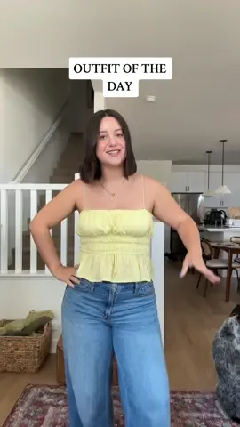 happy monday ✨ this tank top is my current obsession #OOTD #outfitoftheday #outfitideas #outfitinspo #summeroutfit #simpleoutfit #jcrew #oldnavyjeans #havaianas #midsize #size12to14 #size12outfits 