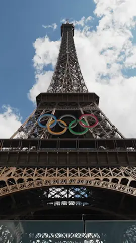 Le beach volley au pied de la Dame de Fer promet des images magnifiques. Présentation du stade Tour Eiffel #sportstiktok #Paris2024 #Olympics #TourEiffel #beachvolleyball