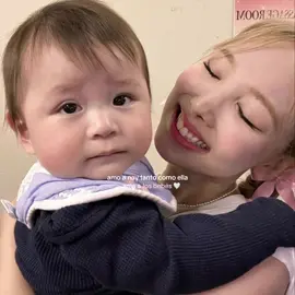 lo linda que es con los bebes 🥹🥹 me imagino lo buena madre que sería 💧 #nayeon #imnayeon #onces #twice_tiktok_official #zyxcba #nayeonista #twice #fyp @TWICE @TWICE JAPAN OFFICIAL  