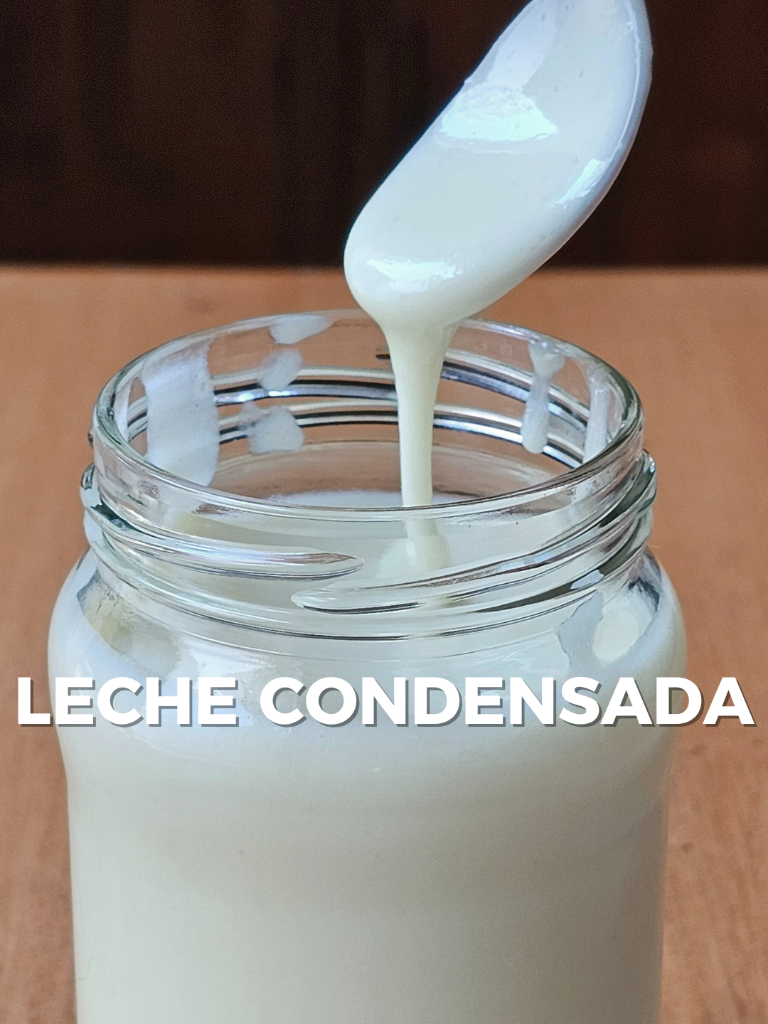 ¡Volvió Paulina vs. El Super! 🙌🤓 Hoy hacemos LECHE CONDENSADA 🛒 Esta receta de leche condensada es EXACTAMENTE IGUAL a la que compras. La única diferencia es que en precio es muchísimo más barato, y de practicidad ni hablemos: en menos de media hora la tenés lista enfriando en heladera. Si bien no soy una persona que SIEMPRE tenga leche condensada (y quién sí, no cierto?? 😂), yo soy muy fan de hacerla cuando quiero hacer alguna preparación especial que lo merece: tortas, budines, postres, hasta se puede hacer flan casero con leche condensada! Y te aseguras que es fresca y riquísima 😉 🎁 Acordate que ya está disponible el nuevo ebook PAULINA VS EL SUPER en mi tienda online! Link en bio 📲 Conseguilo con descuento y vas a encontrar más de 120 recetas de productos del supermercado que se pueden hacer en casa, así ahorras y comes muchísimo más sano 🙌 INGREDIENTES (para 250 ml. aprox) ⅔ de taza de azúcar 1 pizca de sal 1 cda. de manteca ⅓ de taza de agua hirviendo 1 taza de leche en polvo PASO A PASO 1️⃣ Colocar en un bol el azúcar, la sal, la manteca y el agua hirviendo. Revolver hasta que se incorporen y se forme una consistencia similar al almíbar. 2️⃣ Luego, agregar de a poco la leche en polvo, mezclar, y con un mixer integrar todo hasta que quede bien liso. 3️⃣ Pasar a un frasco y conservar refrigerado. Dura hasta una semana en heladera! Para quienes me siguen desde hace mucho, Paulina vs El Super era una serie de videos que hice para Youtube replicando recetas de productos de supermercado, pero en casa. Ahora estoy haciendo una nueva serie de videos cortos con recetas fáciles y prácticas para replicar productos del super, en tu casa 😍 Lo más importante de este ebook de cocina es la simplicidad, sin perder lo rico, rápido, casero y sano. Está pensado para que cada receta realmente valga la pena, que cocines con pocos ingredientes de buena calidad, y sorprendas a cualquier persona que se anime a probarlas. Y acuerdense: todo lo que compras en el super, puede hacerse en casa 🙌 Chau chau bebitos los quiero mucho vayan a comer leche condensada a cucharadas!! #paulinavselsuper #lechecondensada #lechecondensadacasera #recetasfáciles