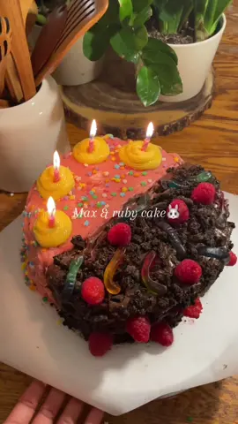 Max and ruby cake!🥰🐰 follow for more😋 #maxandruby #cake #icing #candy #cakerecipe #Recipe #max #ruby #dinsey #cartoonnetwork #anime