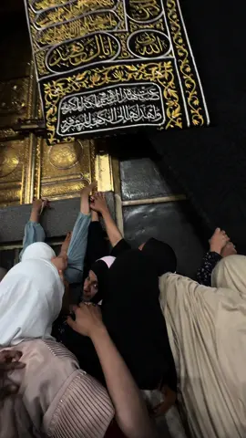 Multazam adalah tempat antara hajar aswad dengan pintu Ka’bah,tempat mustajab untuk berdoa,tempat bersandar kepada Allah dengan menempelkan pipi dan dada.. Semoga kita jadi bagian orang beruntung yang bisa bersandar disana🤲🏻😇
