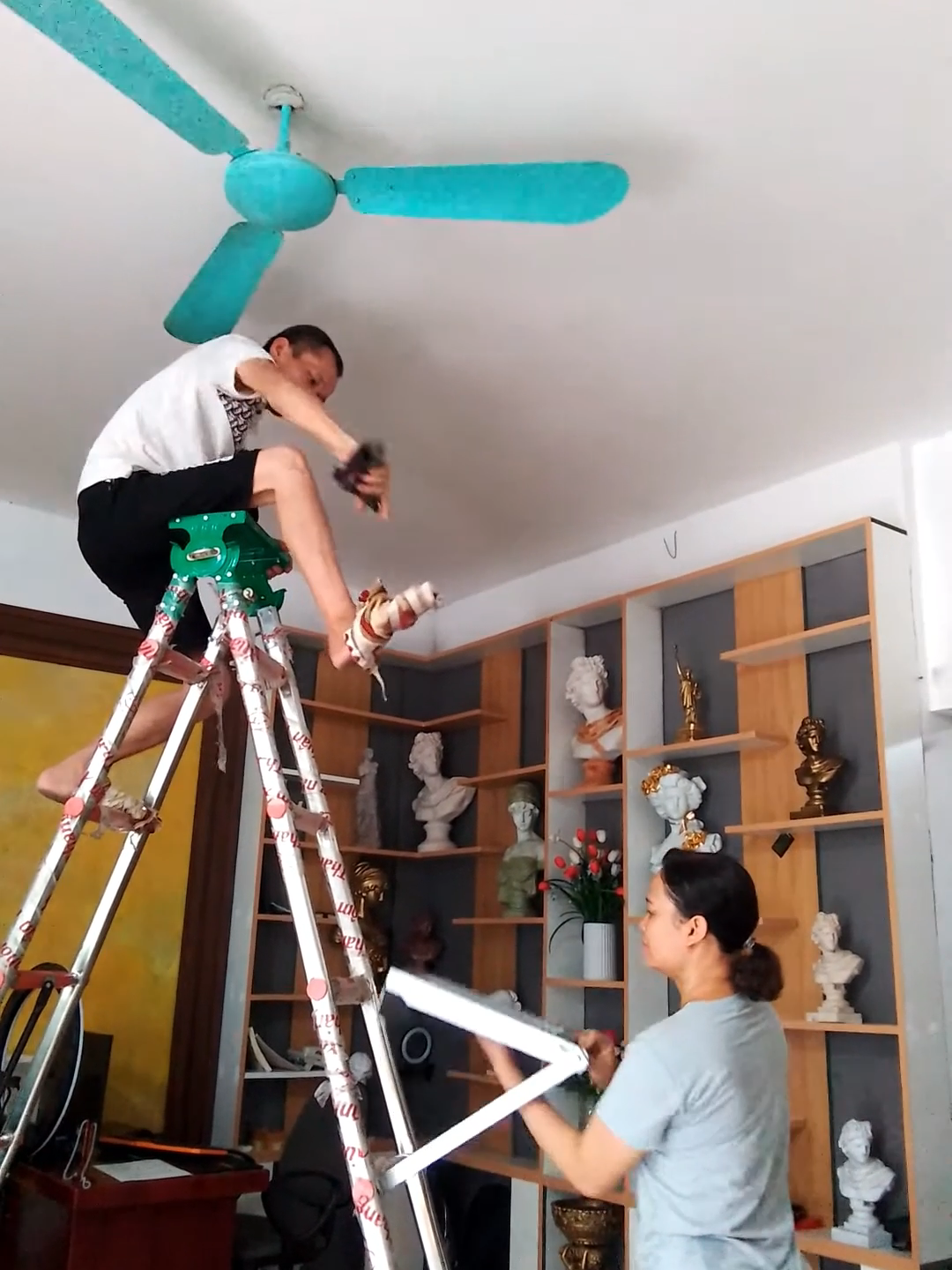 Bậc Đứng Trên Thang Cơ Động Đa Năng.#thang #thanginoxchữa #thangnhom