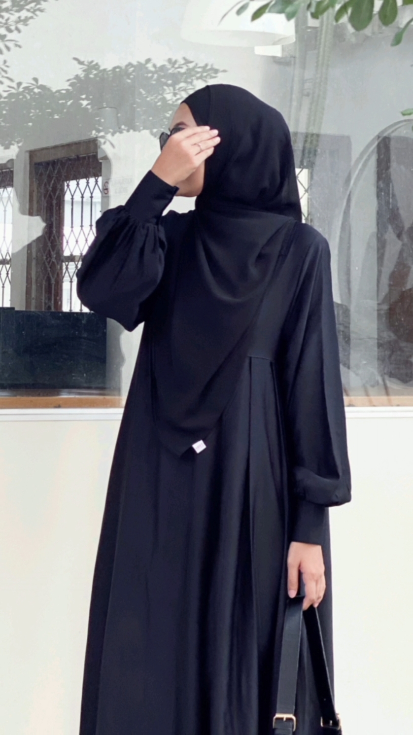 Laura dress in Jetblack 🖤😎 Btw ready S, M, L, XL, XXL. Cek keranjang kuning yuk 🛍️ #fyp #fypシ #abayastyle #cewemamba🖤 #abayastyle #abaya #outfithijab #racuntiktok #gamisbigsize 