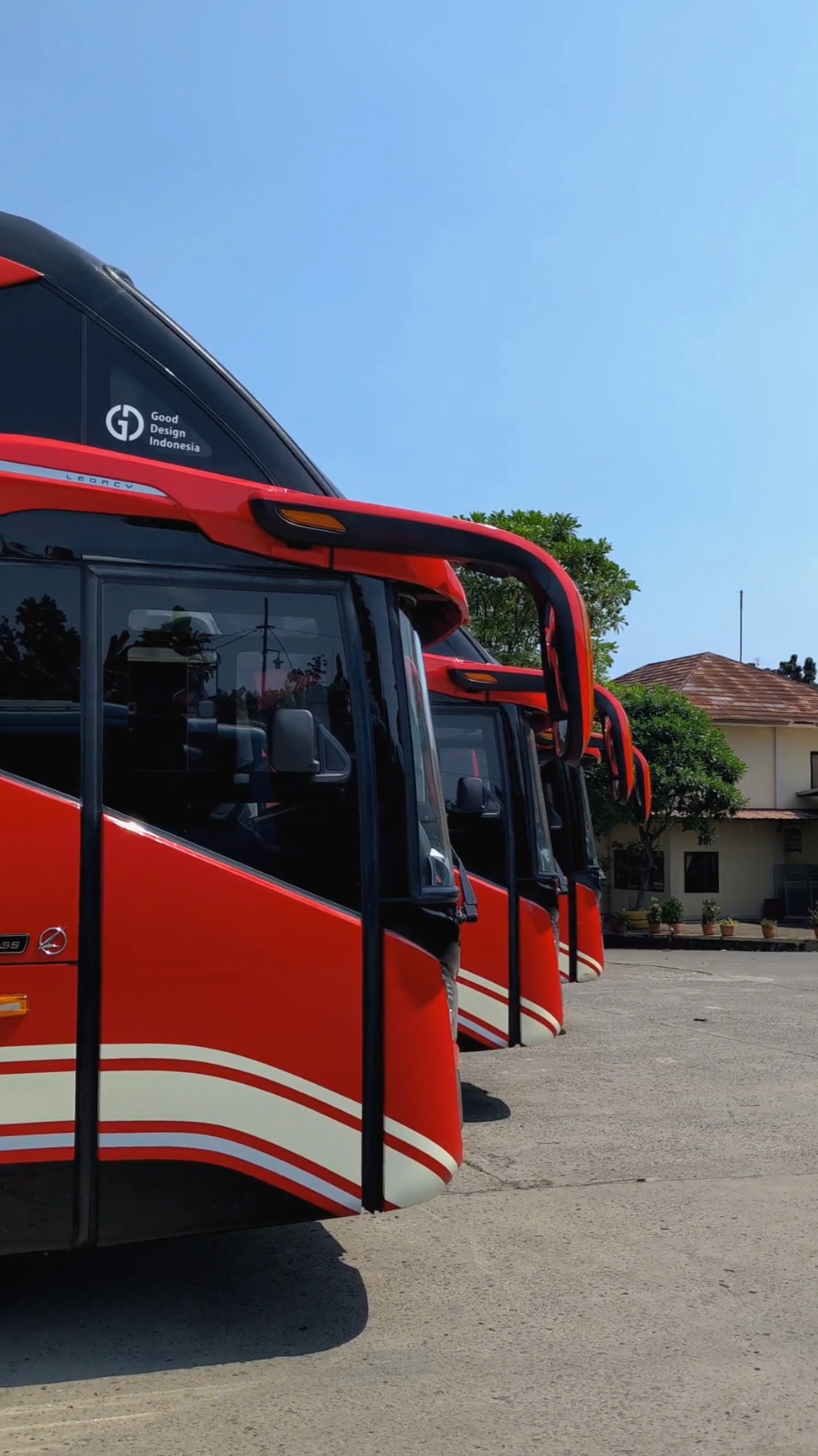 Telah dibuka rute Tanjung Priok - Malang dan sebaliknya dengan menggunakan armada Legacy SR3 Suites Class ditopang sasis Mercedes-Benz 1626 Euro 4 dengan total 22 seat yang membuat kenyamanan anda semakin terjaga dan menambah kualitas istirahat anda selama perjalanan. Untuk titik naik dan titik turun sobat agra simak video berikut ya. Mudik aman dan nyaman bersama Agramas. Untuk informasi dan reservasi, sobat bisa mengunjungi laman resmi Agra Mas melalui tautan www.agramasgroup.com atau melalui layanan WhatsApp Center Agramas dinomor 0822 2111 9500. #agramas #agramasgroup #agramasmania #agramaslovers #jakartacity #jakartautara #jakartaselatan #jakartakeras #jakarta #malang #malanghits #malangterkini #malangkuliner 