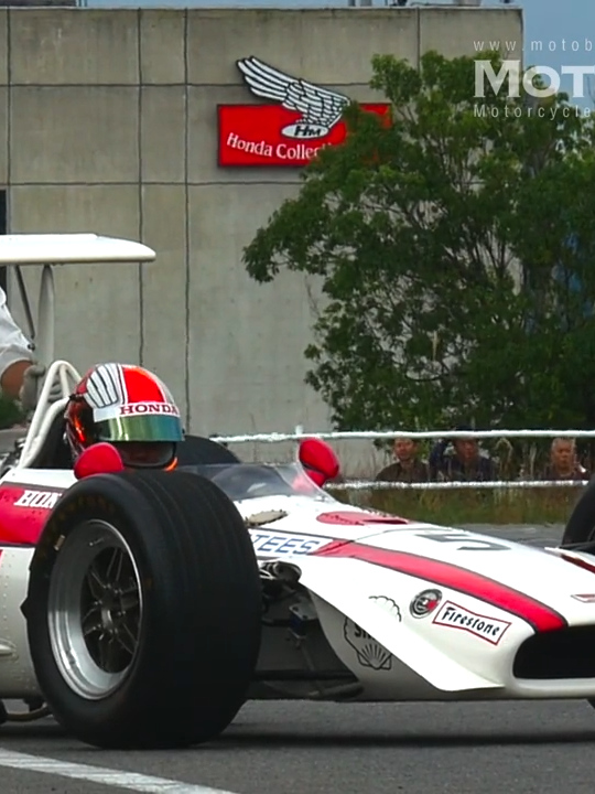 HONDA F1 RA301 (1968) 当時、「RA300」の車重が610kgに対してライバル勢は500kg、大幅な軽量化が必要とされた。モノコック部材をマグネシウム合金に変更し、エンジンに大幅に手を加え、530kgまで落とすことに成功。また、この年から空力時代が幕を開け、RA301にも本格的なウイングが装備された。しかしウイングを支える支柱が折れるトラブルが発生するなど、苦戦も強いられた。第一期F1活動では唯一のポールポジションを獲得するも未勝利。 #F1  #HONDA  #RA301  #JohnSurtees