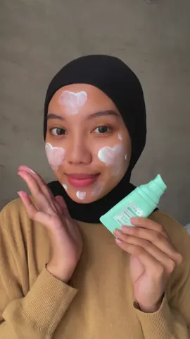 recently, my skin's been acting up, but this sunscreen completes my routine perfectly. thanks @skintific.my for being my lifesaver!🧴☀️🛡️ #oilyskincare #skintificmalaysia #skintificskincare #skintificmy 