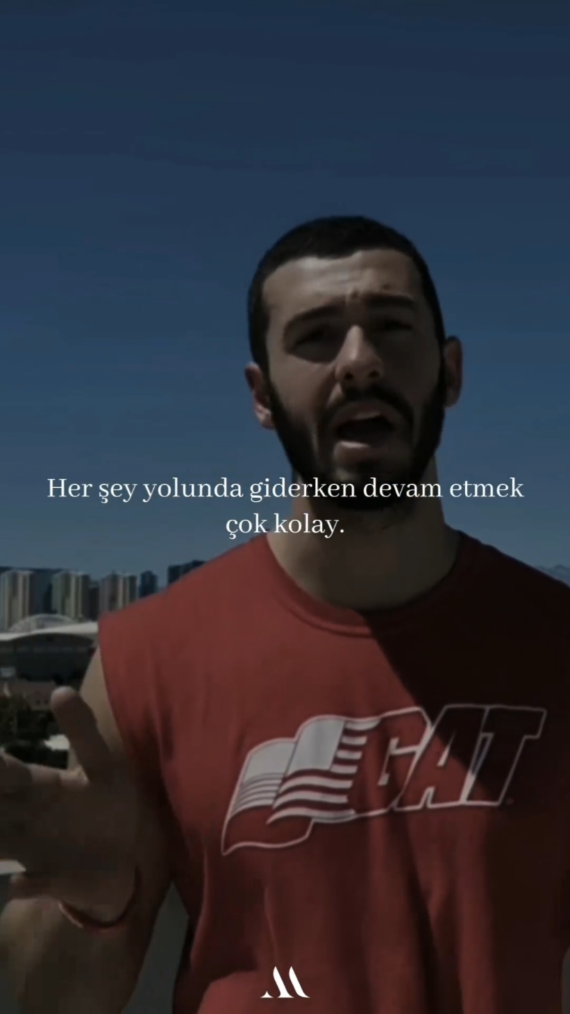 Yere düşmek normaldir, normal olmayan herkesin kalkmamasıdır. Güçlü olan kalkar, ezik ise düştüğü yerde ağlamakla meşgul kalır. Siz siz olun, ağlayanlardan olmayın. #egefitness #basari #disiplin #Fitness #gym #motivation 