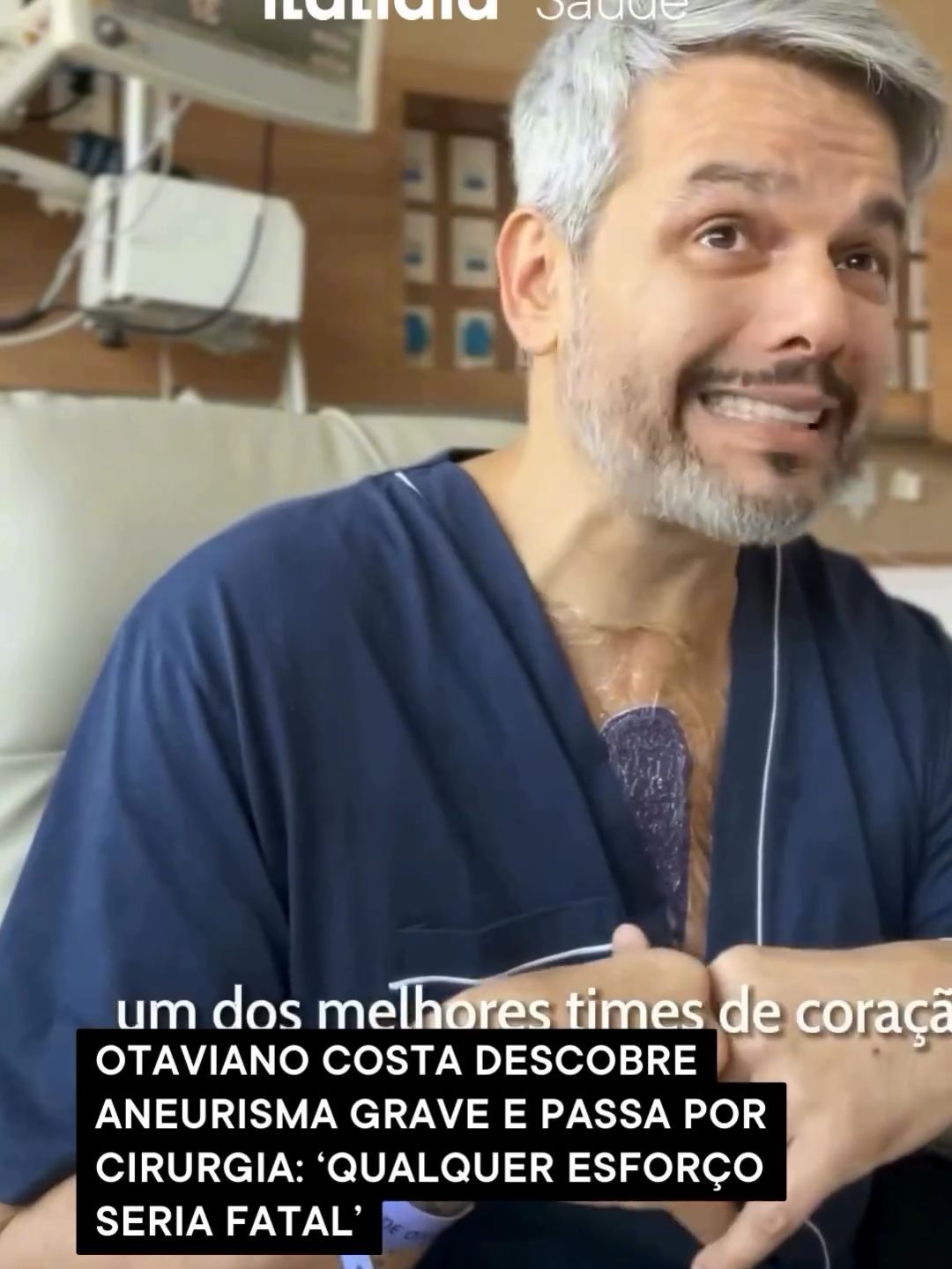 SUSTO | O ator e apresentador Otaviano Costa, de 51 anos, revelou que foi diagnosticado com um aneurisma na artéria aorta, considerada uma das maiores e mais importantes do corpo humano, e passou por cirurgia em São Paulo. O anúncio foi publicado pelas redes sociais da sua esposa, a atriz Flávia Alessandra, nesta segunda-feira (22). No vídeo, Otaviano aparece ainda no hospital, com um curativo no peito, e relembra o susto ao descobrir a condição. Segundo o apresentador, o aneurisma estava colocando a vida dele em risco. “O perigo disso é que a qualquer esforço que eu fizesse, aleatório do dia a dia, até puxar uma mala pesada, seria fatal. Com essa notícia impactante, eu não contei pra Flávia no dia do aniversário dela (um dia após o diagnóstico). Nem para ela, nem para os amigos, meus pais, tava todo mundo lá. No domingo, eu resolvi contar para a Flavinha e ‘o que fazer agora?’. Vamos para São Paulo”, disse. Ao chegar na capital paulista, o ator se consultou com o médico cardiologista Roberto Kalil. Otaviano relata que fez mais exames para entender a gravidade da situação, e foi definido que ele precisaria se submeter a uma cirurgia para corrigir o problema. Otaviano passou pela cirurgia cardíaca no dia 10 de julho. Ele afirma que o procedimento durou sete horas e tudo correu bem. Otaviano ainda agradeceu à equipe médica e alertou aos seguidores sobre a importância de realizar exames de rotina. “Um simples ecocardiograma salvou a minha vida e pode salvar a sua também”, ressalta. 📲 Leia mais em itatiaia.com.br 📹Reprodução | Redes sociais #otaviano #saúde #coração