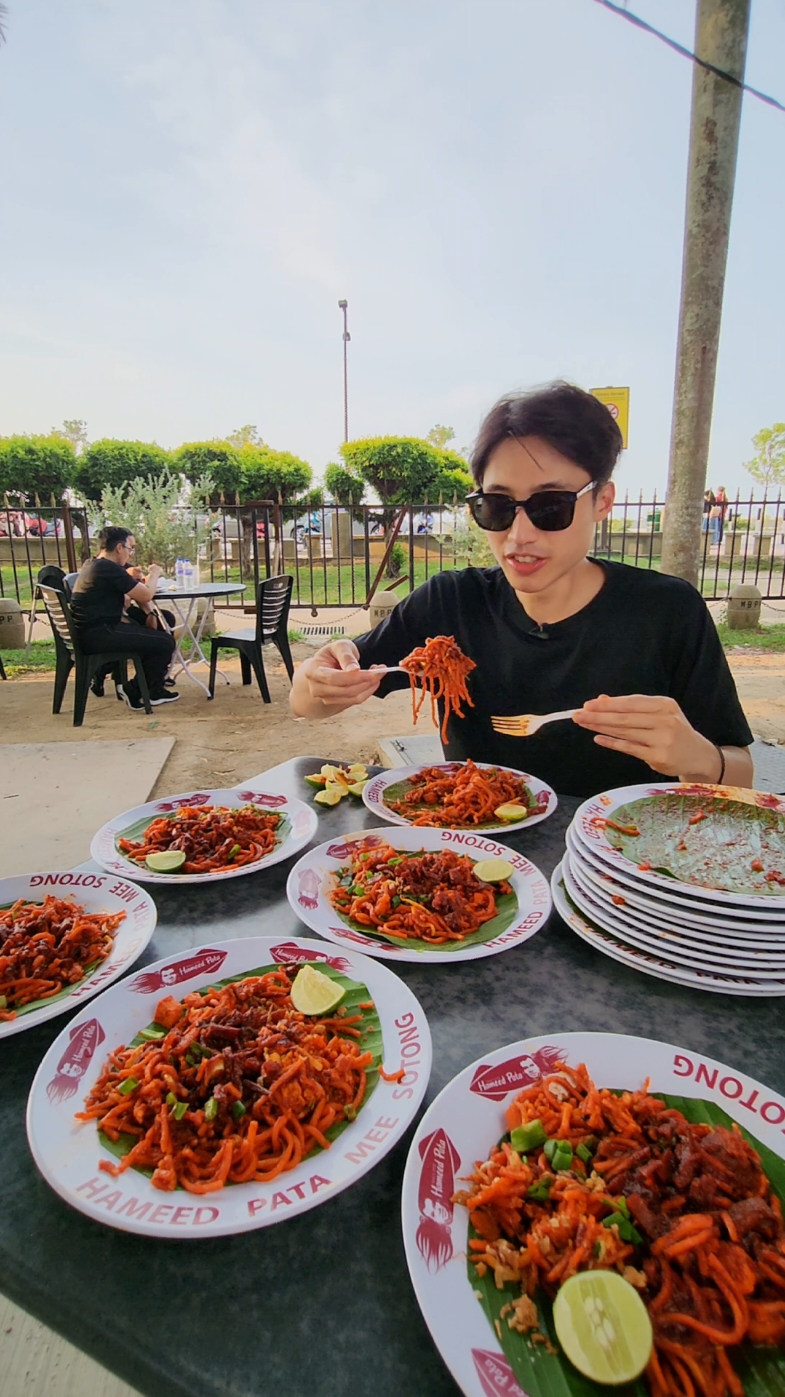 32 plates of Sotong Mee Goreng - that speaks volumes about how delicious it is. Atmosphere at the stall was fantastic, and the service was friendly and prompt 💯