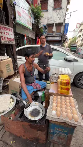 Roadside Egg Toast At Kolkata  #streetfood  #indianstreetfood  #foodlovers  #instagramreels  #reels 