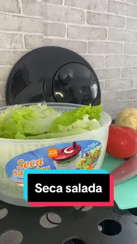 Salada rápida, limpa e saborosa utilizando o seca salada, a centrifuga que vai trazer a praticidade na hora secar suas folhas!🥗 #salada #dica #multicoisas #utilidades #secasalada #foryoupage #viral 