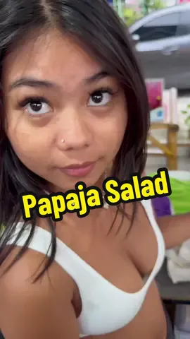 Zdecydowanie jedna z ciekawszych pozycji jakie odkryłem w Tajlandii😍 Ostro-kwaśne orzeźwienie 🤩 Swoją drogą… Wiecie gdzie kuoić papaje w Polsce? #papayasalad #tajlandia #jedzenie #pyszne #mniam 