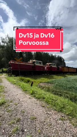 HMVY saapui kahden Dv15/16-veturin voimin Porvoon 150-vuotisjuhliin 🚂🚂 Tässä se kuvattuna Laineen tasoristeyksellä, Anttilassa, Porvoossa 👌 #museojuna #rautatievideot #fyp