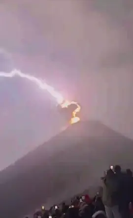 Guatemala: A spectacular sight was captured on camera in Guatemala as a thunderstorm coincided with an eruption of the Volcan del Fuego. #guatemala #volcano #volcanoeruption #volcandefuego 