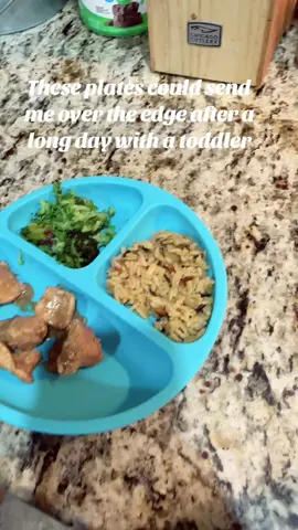 When it gives and food flies everywhere… 😩 #momtok #toddler #dinner #foryoupage #foryou 