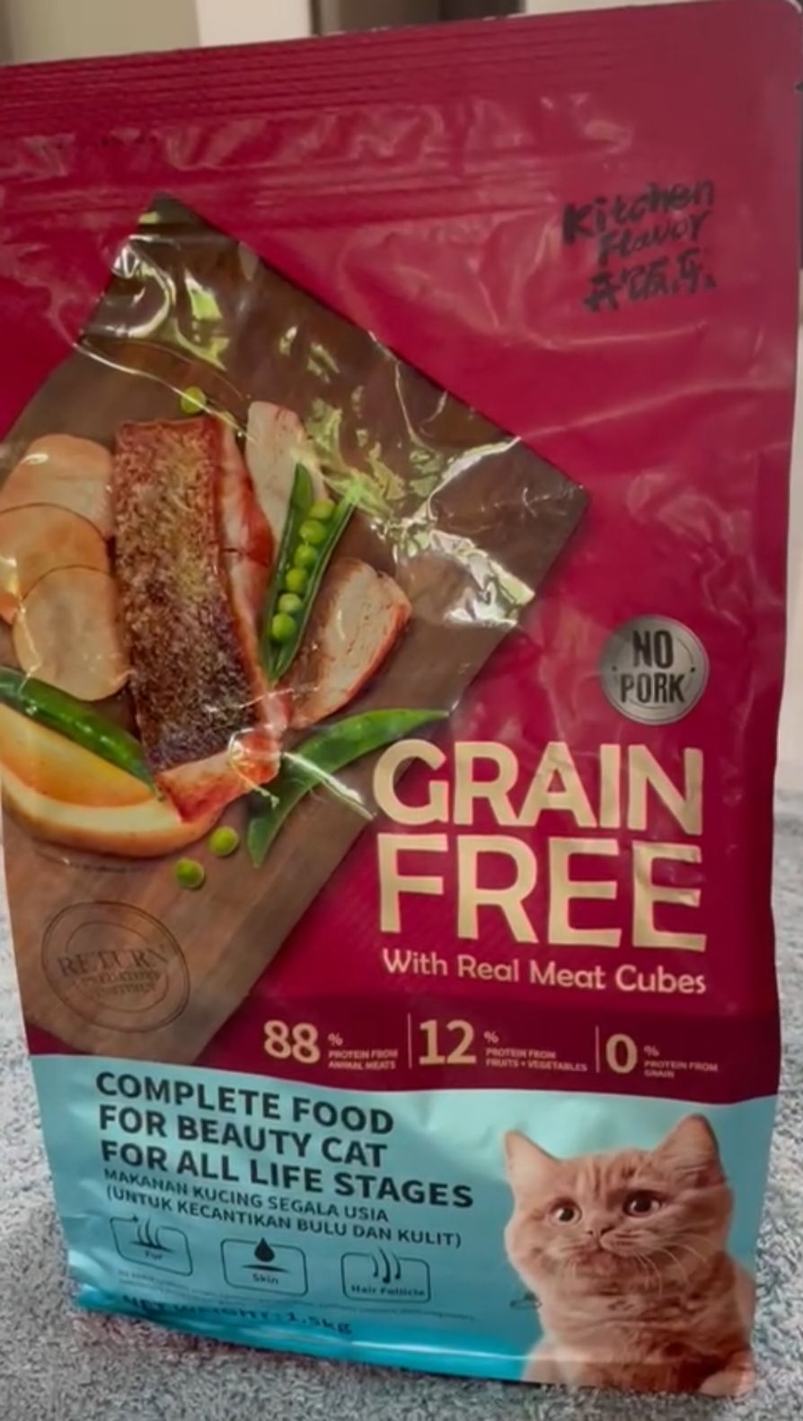 Kitchen flavor grain free BEAUTY.. Makanan kucingnya ng yang aman buat pencernaan para kucing. Cocok untuk semua umur yaaa..  #kitchenflavor #kitchenflavorbeauty #makanankucing 