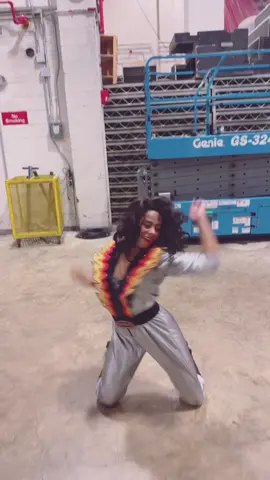 Thunderstruck but make it Delorean girl #dcc #fyp #dccthunderstruckchallenge #thunderstruck #netflix #dancer #broadway @Dallas Cowboys Cheerleaders @Back to the Future Broadway 