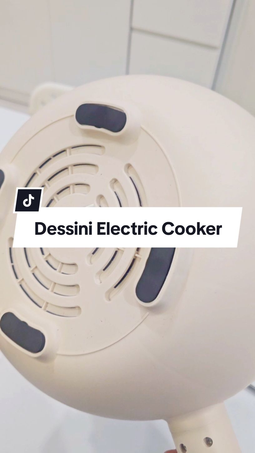 Unboxing my new aesthetic multifunction Electric Cooker Dessini. p/s : 1. Sesuai untuk anda yang mencari periuk elektrik yg bersaiz besar. periuk ni boleh masak dalam kuantiti yang banyak. Saiznya boleh muat seekor ikan siakap. 2. Periuk yang ringan, mudah dibawa kemana saja 3. Mudah dijaga senang dicuci dan tidak melekat 4. Cepat masak 5. Murah 6. Pelbagai guna - mengukus, menggoreng, menggulai, grill Kalau korang berminat boleh klik kat showcase nisa ya. recommended 👍 #electriccooker #dessini #pengukuselektrik #multifunction