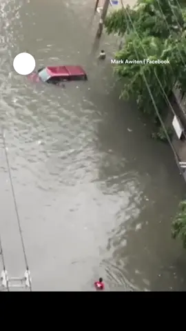 WATCH: A man was rescued by authorities after a car was submerged in floodwaters at the corner of Mother Ignacia St. and Samar St. in Quezon City, due to heavy rains from the enhanced Habagat and Typhoon #CarinaPH. (Video Courtesy of Mark Awiten)