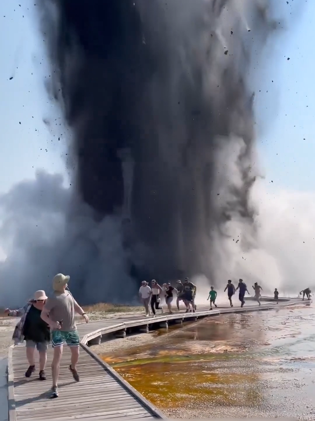 Cierran el parque de Yellowstone por explosión hidrotermal. #Latinus #InformaciónParaTi