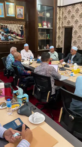 Semalam saya menghadiri Mesyuarat Badan Perhubungan Perikatan Nasional Negeri Kelantan yang dipengerusikan oleh Yang Berhormat Dato' Bentara Kanan Ustaz Dato' Haji Ahmad bin Yakob, Pengerusi Perikatan Nasional Negeri Kelantan. Mesyuarat ini membincangkan strategi dan langkah-langkah bagi memperkukuhkan lagi kedudukan Perikatan Nasional di Kelantan dan komitmen untuk terus mempertahankan DUN Nenggiri di dalam PRK kali ini. #anakmuda #kelantantiktok #PenghayatanMembangunBersamaIslam 