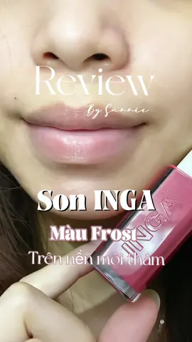 SON INGA ĐANG GÂY TRANH CÃI⁉️ Với giá khoảng 40K/thỏi và chất lượng son như thế này thì mình không còn gì chê ý. Mình mua son này khoảng 1 tháng rồi và chưa thấy dấu hiệu bị chua hay tách nước. Tuy nhiên khi dùng được 1 thời gian mình thấy môi hơi căng + thâm viền mặc dù tối mình vẫn dưỡng môi đầy đủ như đợt trước khi dùng. Mình sẽ test thêm và update về em này nha. #sunniereview #fyp #xuhuong #makeup #swatchson #inga #tips #reviewson #foryou #son 