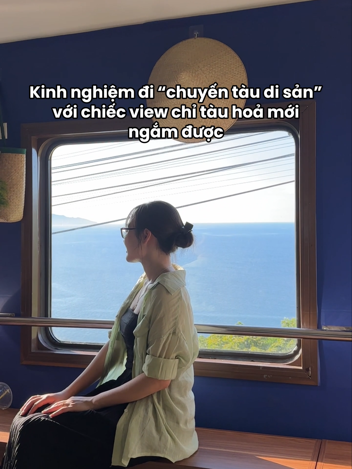 Nếu có dịp đi Huế, Đà Nẵng nhất định phải thử 1 lần đi trên chuyến tàu di sản đặc biệt này nhà cả nhà ơi 💖 Ngắm đèo Hải Vân và vịnh Lăng Cô đẹp mê mẩn luôn đó!!! #LearnOnTikTok #tiktoktravel #fypシ #dulich #danang #hue #xuhuong #review #travel #viral #tauhoa #train #checkindangang #checkinhue #vietnam #vietnamtoiyeu