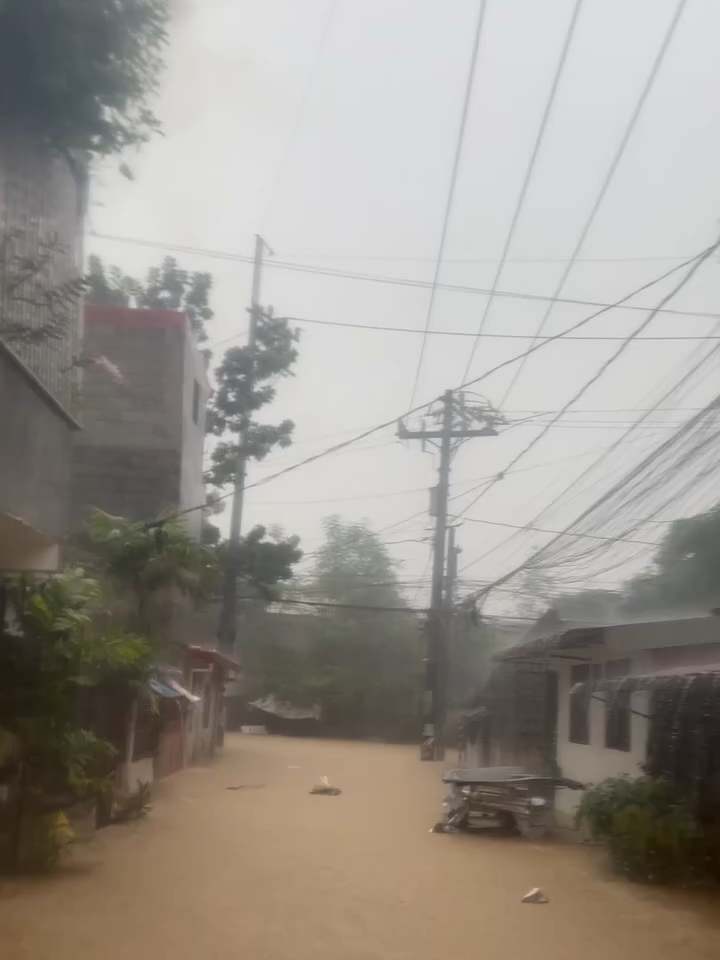 Isang poste ang pumutok sa Montalban, Rizal matapos tamaan ng kidlat. Ayon sa uploader, nanawagan na sila sa Meralco para putulin muna ang supply ng kuryente para maiwasan ang ganitong insidente. #CarinaPH Courtesy: Jr Simbulan