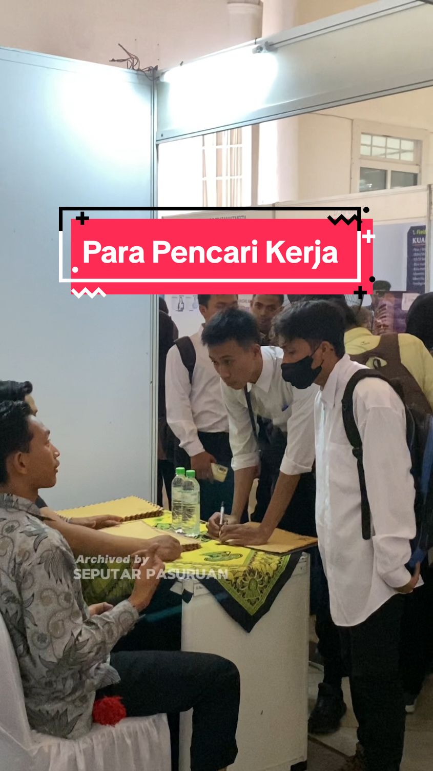 Pagi tadi Rabu 24/7/2024, Gedung Harmonie SMK Untung Surapati Kota Pasuruan penuh dengan semangat para pencari kerja muda 🌟.  Dari berbagai penjuru, mereka datang dengan harapan besar, terutama para fresh graduate yang masih mencari pijakan pertama dalam karier mereka. Antusiasme tak terbendung, terlihat dari antrian panjang sejak pagi sebelum acara dimulai.  Di Job Fair 2024 kali ini banyak mimpi yang sedang diperjuangkan, penuh harapan dan semangat yang membara🔥. Tetap semangat dan percaya, masa depan cerah menanti di depan! ✨ #seputarpasuruan  #pasuruan #beritapasuruan  #MasihDiSeputarPasuruan 