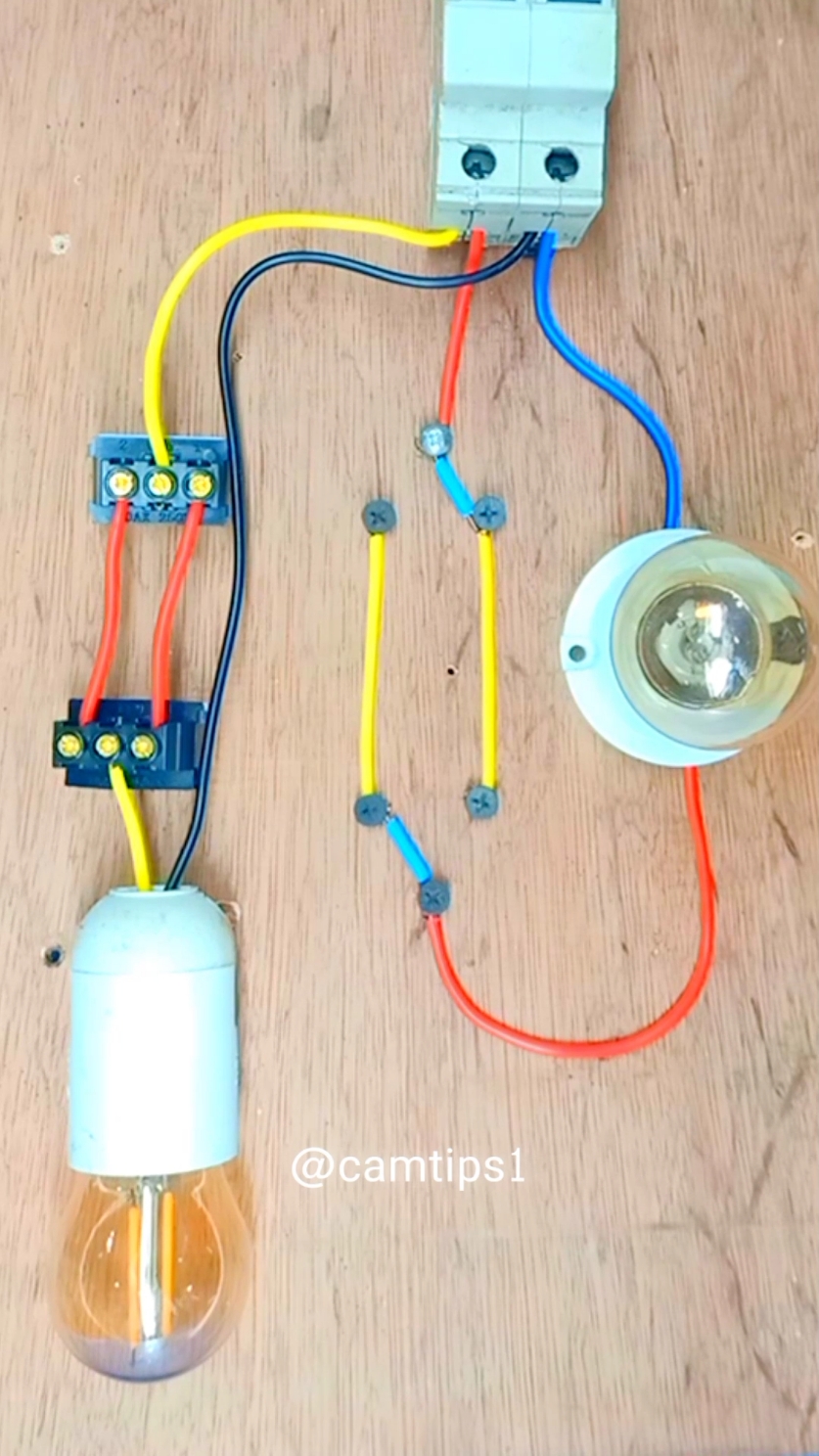 👷2 way switch wiring #camtips1 #switchwiring #ElectricalDIY #foryou #tiktok #electrician #2wayswitchconection  #tiktok #viral #fyp 