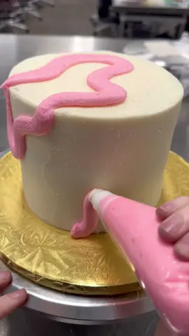 A groovy cake video to get you through hump day!!! I hope to see y’all in store this week, love ya!!  #bestcakeever #cake #cakedecorating #texasbakery #houstonbakery #htxcakes #atxcakes #groovy#. #caketok #fyp #satisfying 