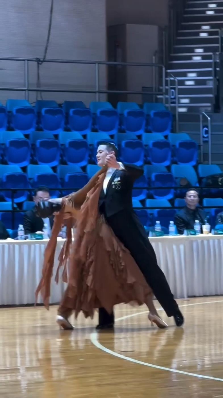 Viennese waltz by @michael_tangyujie & @annie_zhaoaini 🫶 @dancequeen_dancewear 🤍 #waltz #ballroomdance #wien #vienna #viennesewaltz #ballroom #dance #dancing #ballroomdress #dancesport #dancelife #dancers #couple #dancecouple #wdsf #вальс #танец #бальныетанцы #спортивныетанцы 