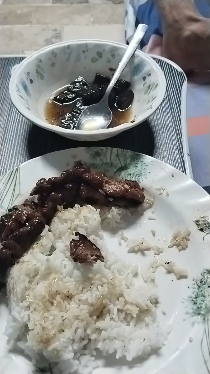 Sarap kumain ng all time favorite #babrbeque kanto style lalo ngayong tag-ulan. #foodtiktok #FoodLover #bbqtiktok #roadto100kfollowers🎊🥰 #fyppppppppppppppppppppppp #fypシ 