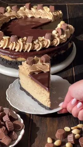 Peanut Butter Cheesecake 🤎✨ Silky smooth peanut butter cheesecake over an Oreo crust, topped with chocolate ganache, whipped peanut butter ganache & mini Reese’s peanut butter cups 🤎 #peanutbutter #cheesecake 