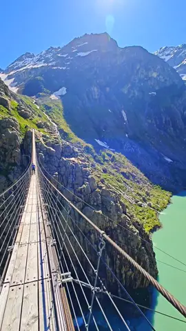 Discover the wildest suspension bridge in Switzerland 🇨🇭😍 The views from here are absolutely breathtaking 👏🏔️ Would you cross this bridge? 🌉😯 🎥 IG: @epic.swiss #swissadventure #suspensionbridge #travelgoals #swisstravel #europetrip #outdooradventure