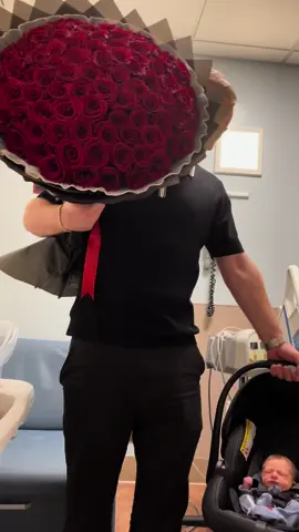 #hotdad #hotdadwalk #hotdadwalkoutthehospital #newborn #newbornbaby #postpartum #dadsoftiktok #daddy 