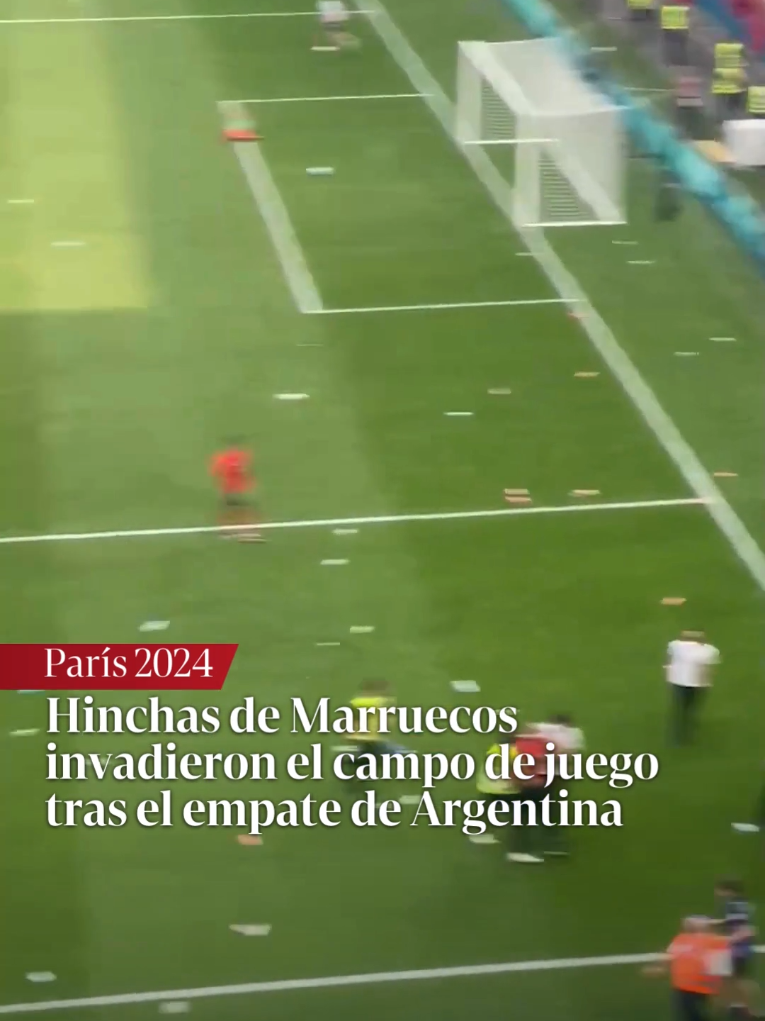 ⭕️ ESCÁNDALO FINAL ENTRE ARGENTINA MARRUECOS TRAS EL EMPATE Los dirigidos por Javier Mascherano lo empataron 2-2 sobre la hora con gol de Cristian Medina, en el minuto 15 de agregado, y provocaron el estallido de todos los hinchas marroquíes presentes en el estadio, que transformaron en visitante a la albiceleste. Al punto que los jugadores no pudieron reanudar el juego y debieron dirigirse a los vestuarios cuando una marea de botellas comenzaron a ser lanzadas dentro del campo junto a una imprevista bomba de estruendo. 📲 Seguí la cobertura minuto a minuto en clarin.com