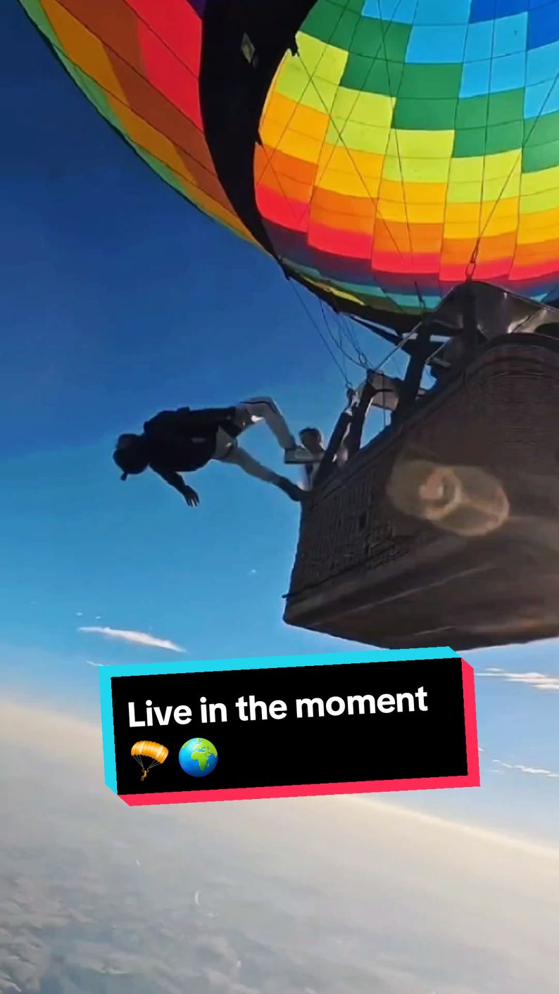 Live in the moment 🪂 🌍  #trending #vairal #tiktok #foryou #trending #skydiving #fyp 