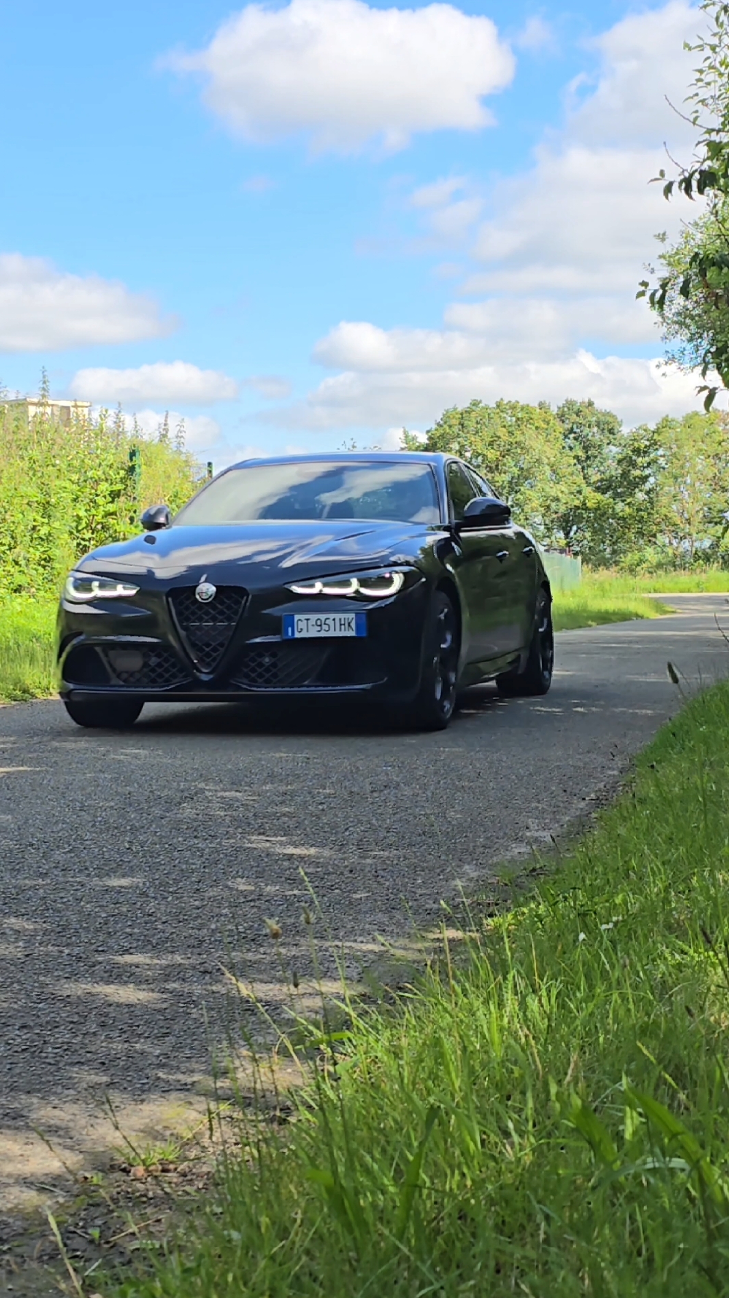 Ces deux Giulia, tueuses d'allemande tirent leurs révérences avec un beau package de 520 Cv. Entre la QV Th anniversary et la super sport mon cœur balance, et pour toi ? #alfa #alfaromeo #giulia #italiancars #pourtoi #ferrari 