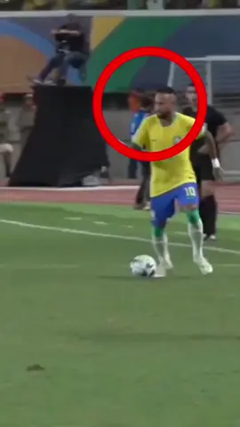 Neymar joga no piloto automático. 