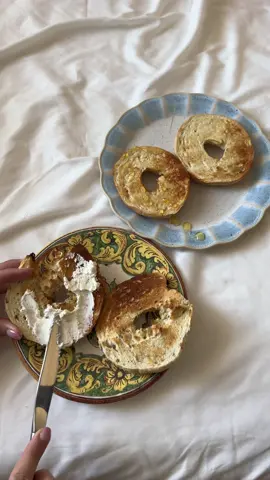 i love my love filled mornings at home :)  #morningroutine #breakfastinbed #cozyhome #morningvlog #coffeetime 