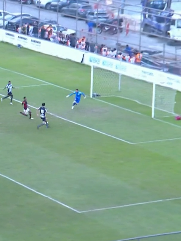 Botafogo perde gol incrível no clássico contra o Flamengo pelo Brasileiro Sub-20! Rafael Feijão tem a chance de finalizar, mas prefere passar para Lucas Vargas, na cara do gol, chutar para fora #botafogo #flamengo #bota #fla #brasileiraosub20 #futebol #chance #ge #sportv