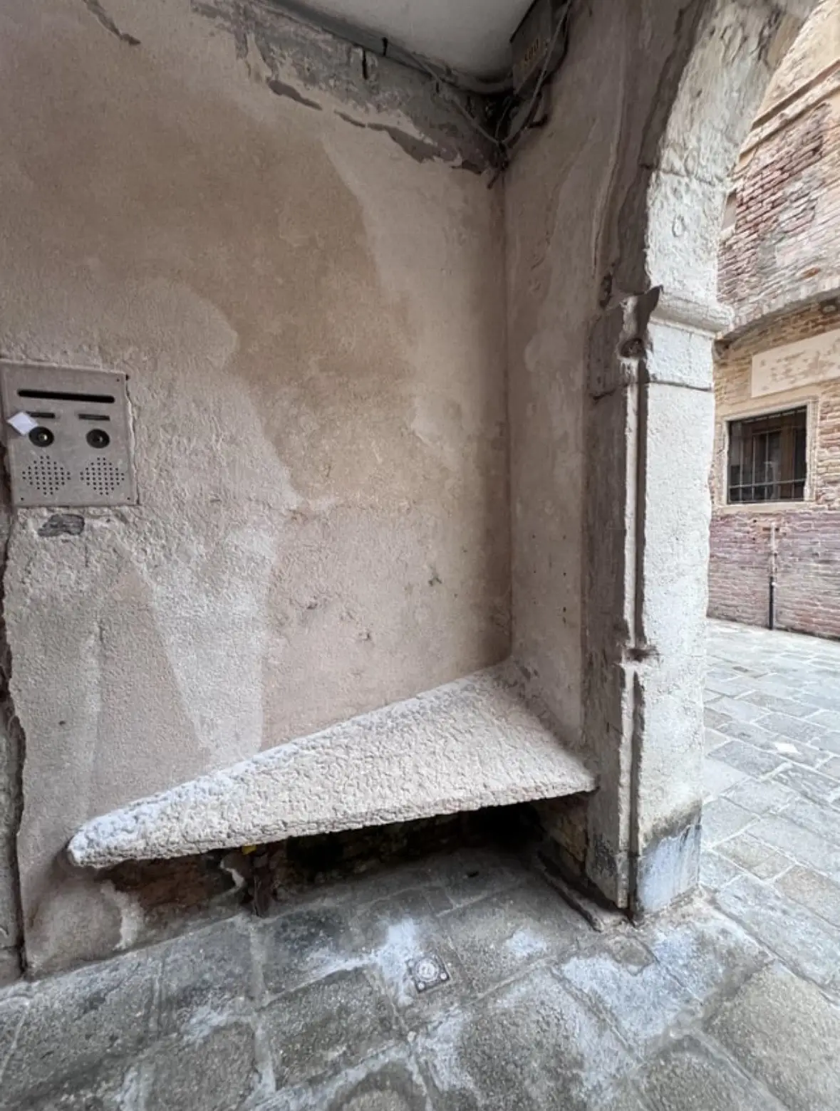 anti-bandit humps or ‘pissotte’ in Venice, installed in dark alley corners and near churches to prevent criminals from hiding and attacking people in the unlit streets. These structures also discouraged public urination due to their slanted design. These measures, aimed to reduce crime and maintain public order.  Today, these structures are historical reminders of Venice’s efforts to ensure safety and decorum.