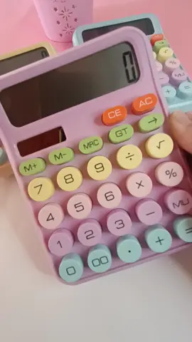 Calculadora Candy Colorida 12 dígitos Teclas Grandes estilo retrô Material Escolar Papelaria Fofa Calculadora com design único estilo máquina de escrever. Confortável com teclas grandes e redondas. Muito fofa e com cores encantadoras! Perfeita para um escritório charmoso!  #materialescolar #caçapava #fyp #papelariafofa #papelaria #tiktok #calculator #calculadora 