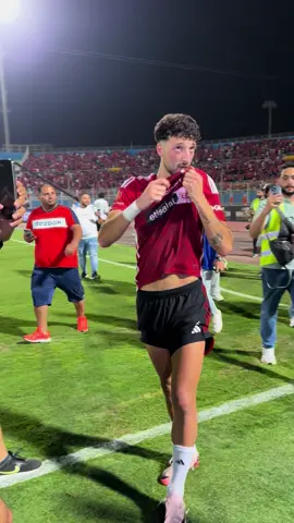 وسام ابو علي يقبل شعار النادي الاهلي 